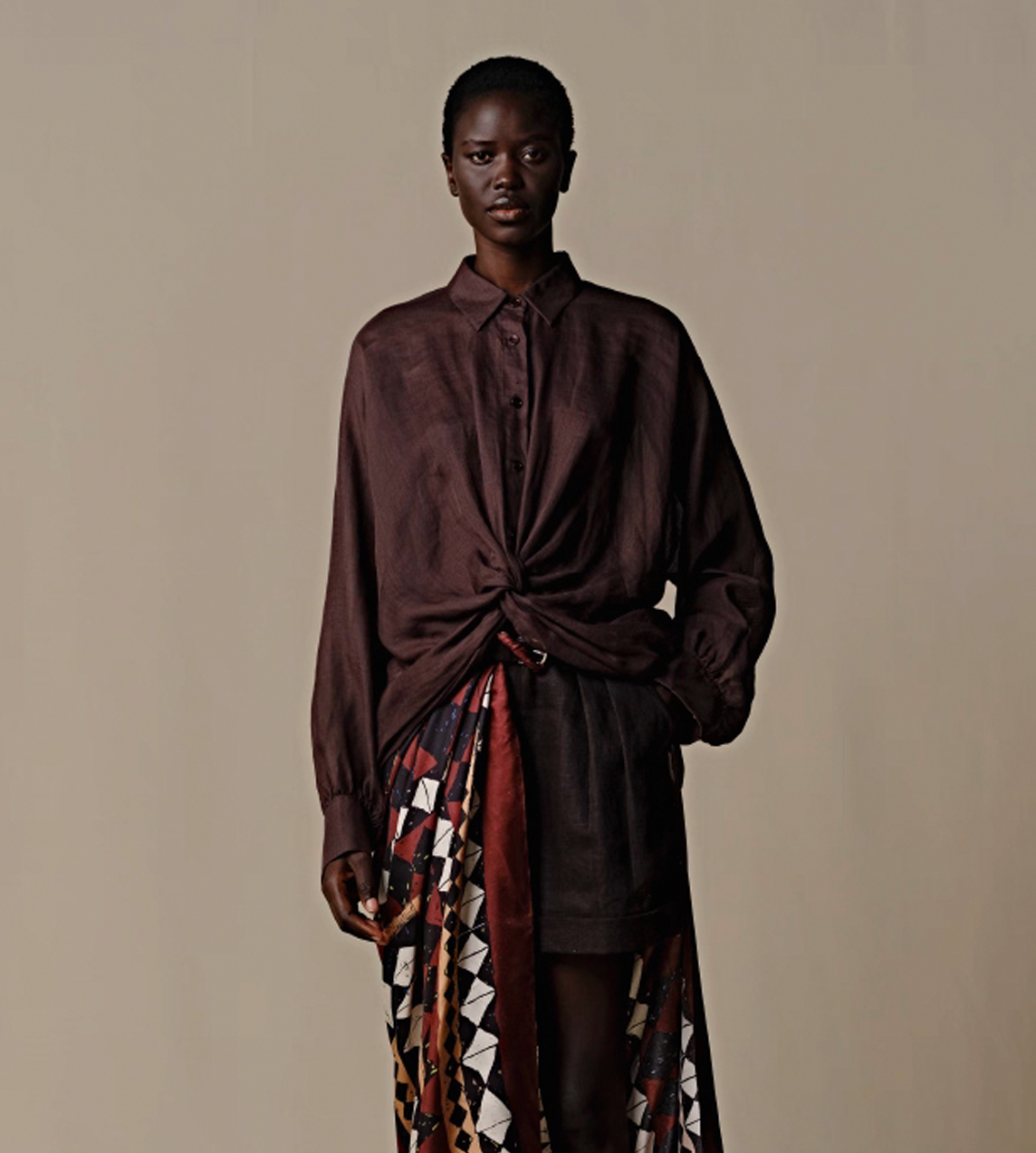 INTO THE EAST - Ramie Twisted Shirt Coffee