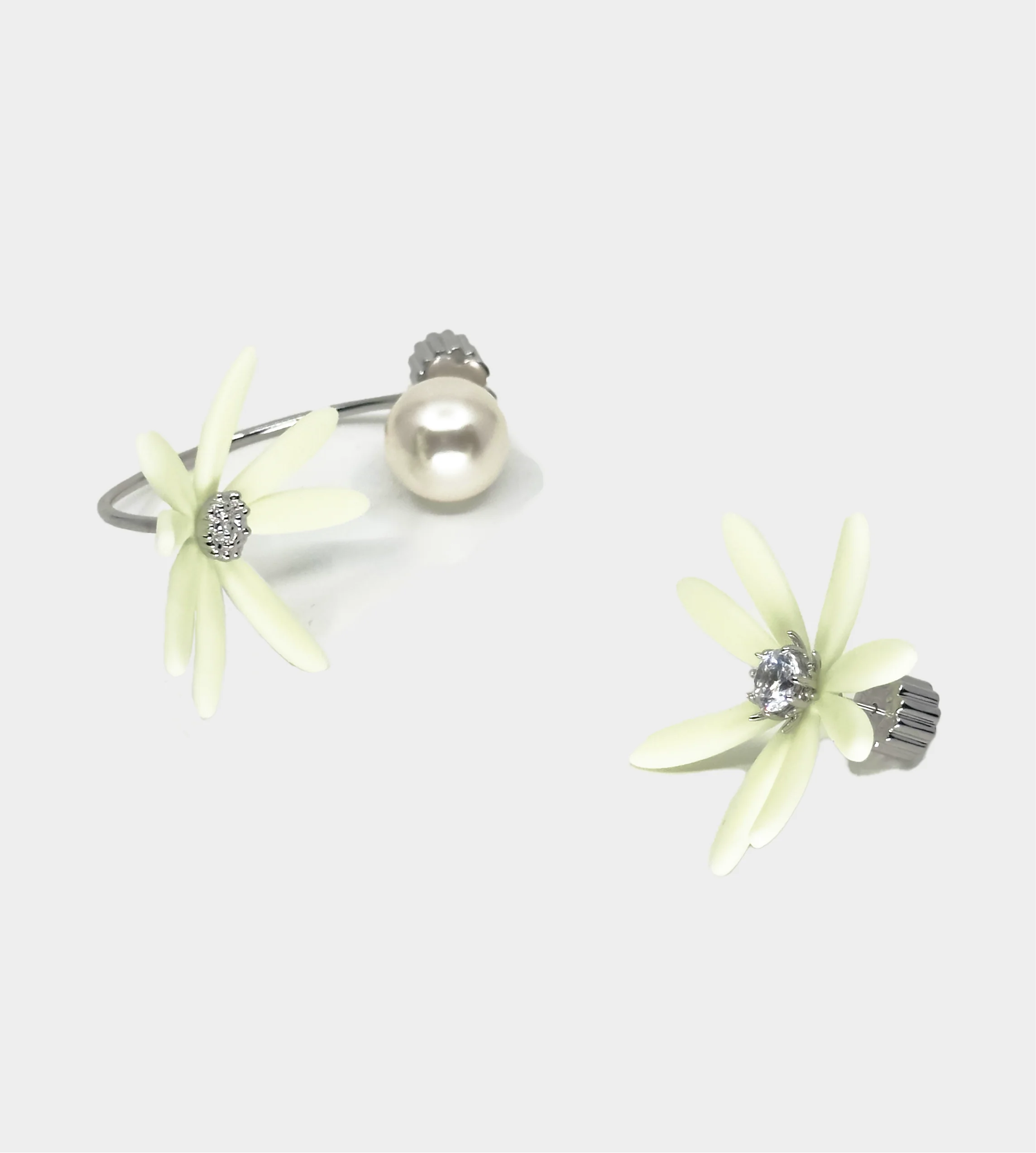 YVMIN - Daisy Pearl Earring White (Pair)