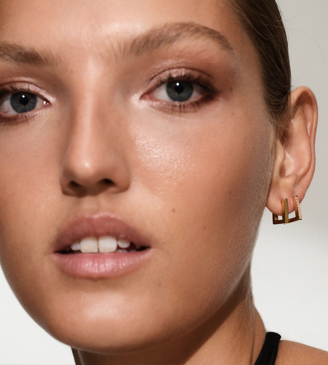 Sleek Huggie Gold/Diamonds