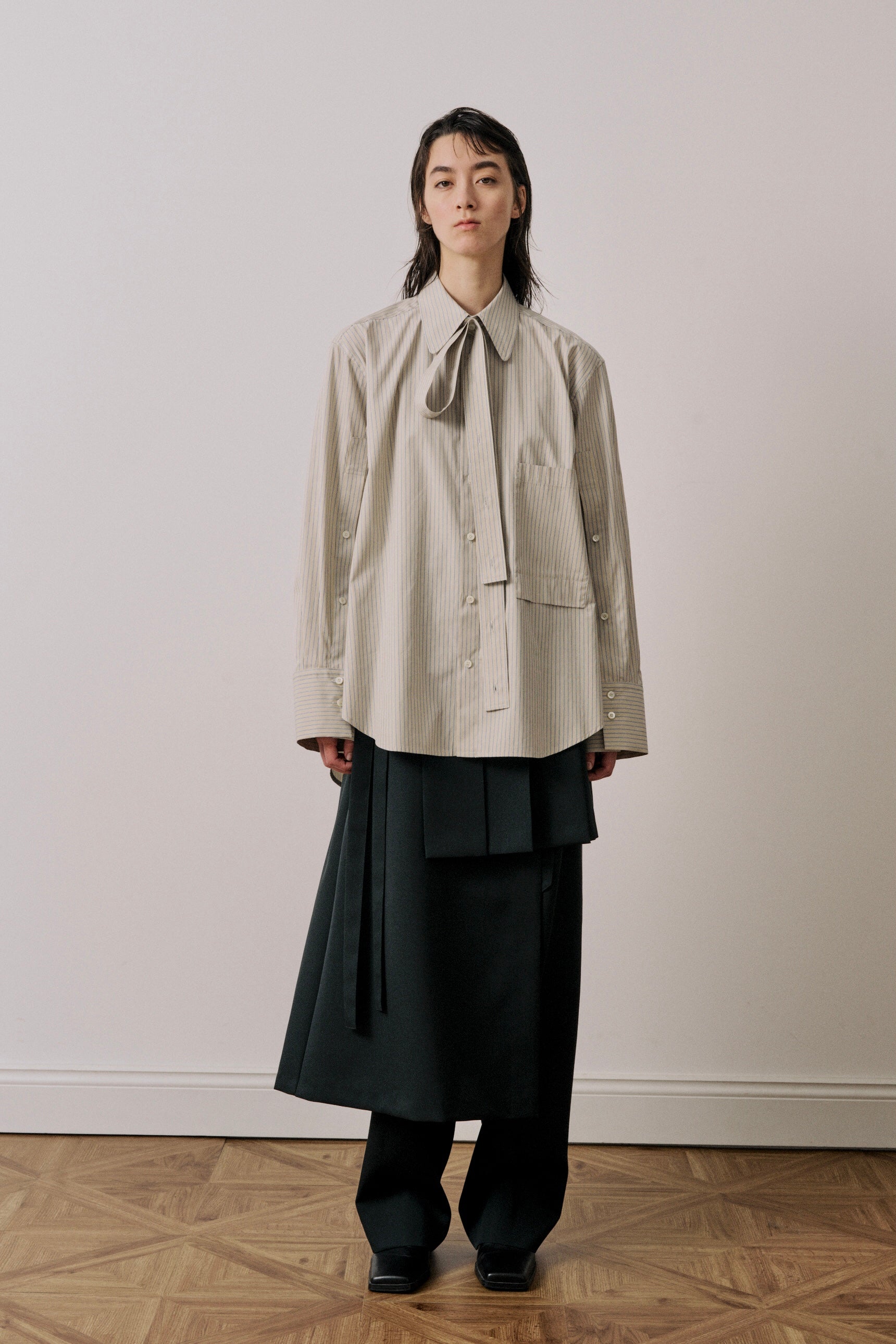 UJOH - Asymmetry Pleats Skirt Blk