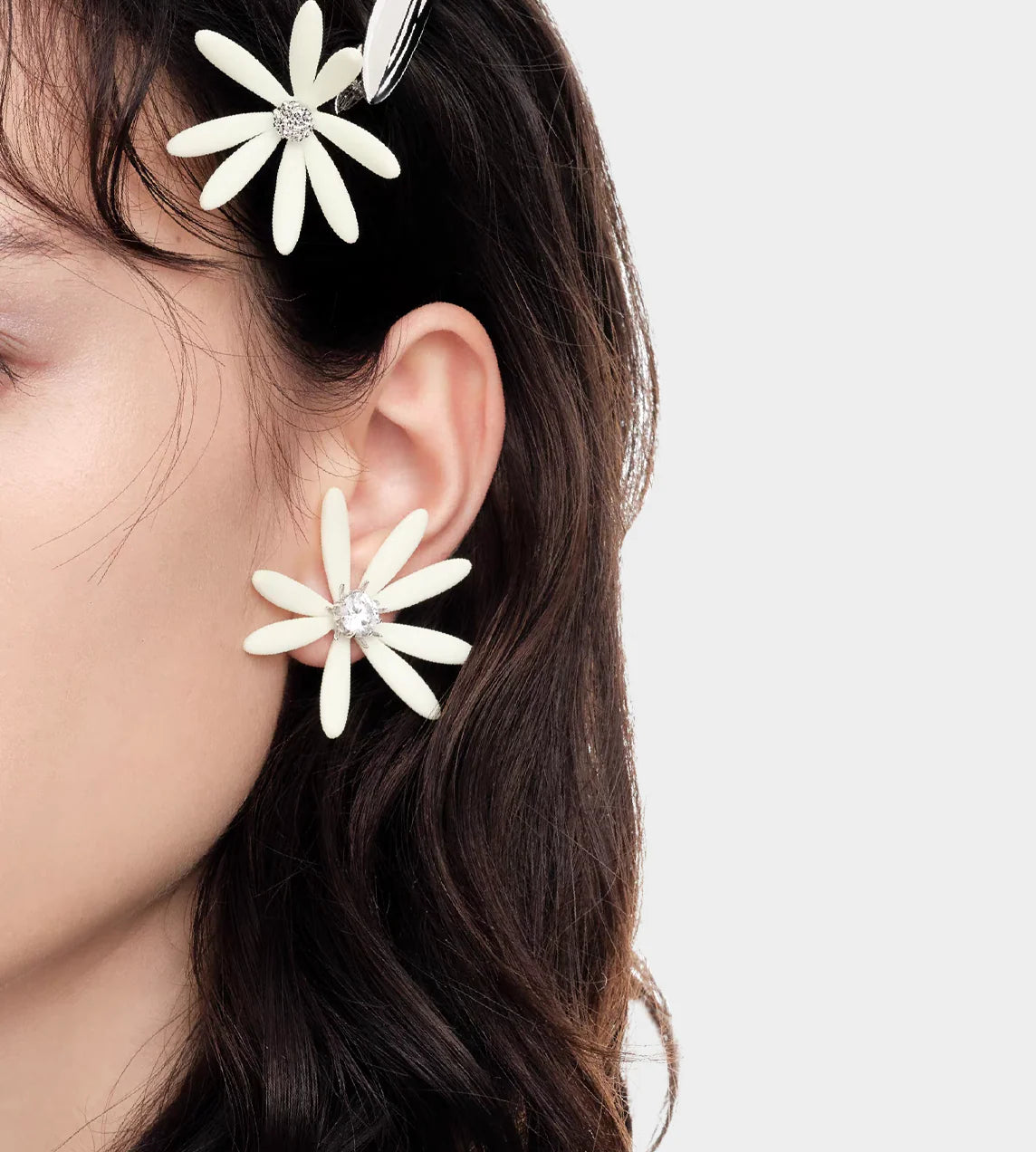 Daisy Pearl Earring White (Pair)