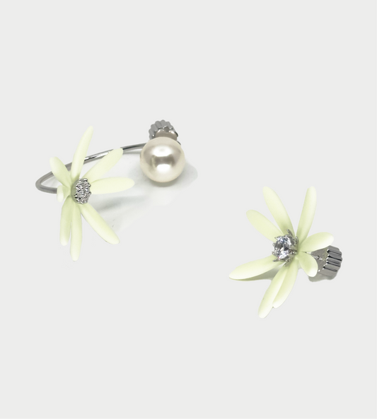 YVMIN - Daisy Pearl Stud Earring White (Pair)