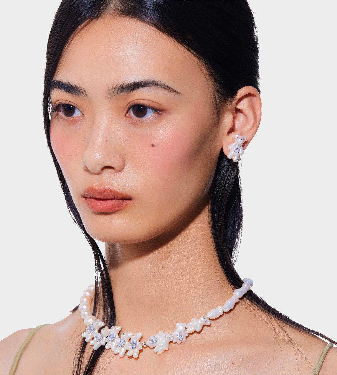 YVMIN - Mini Pearlescent Bear Earrings White