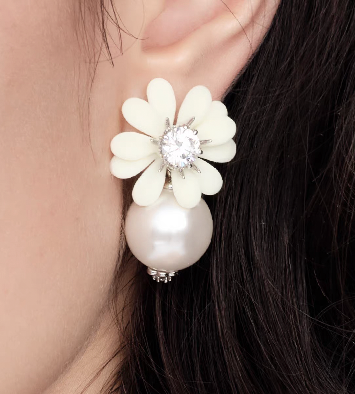 YVMIN - Daisy Pearl Stud Earring White (Pair)