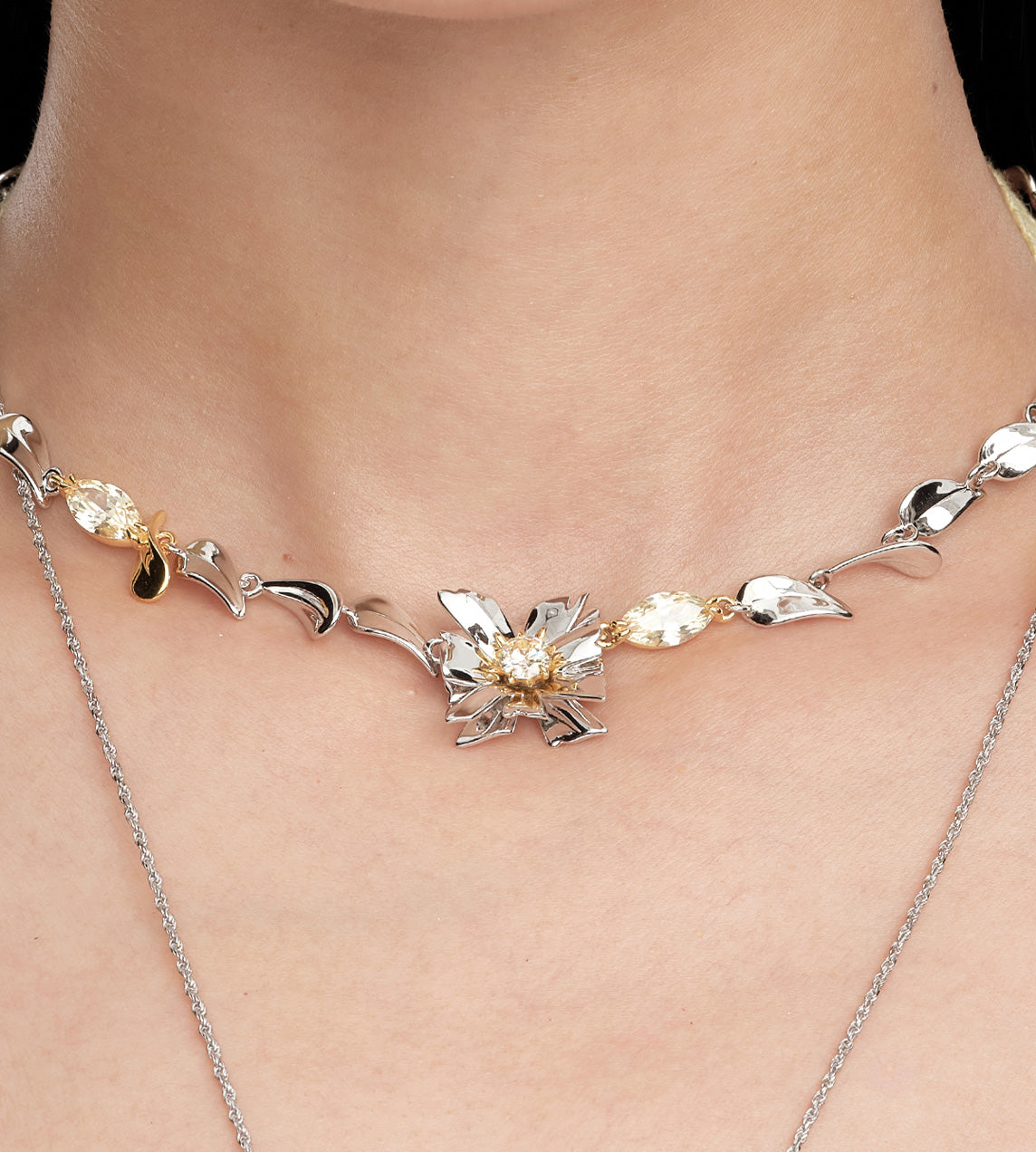 Yvmin - Large Square Flower Leaf Chocker 