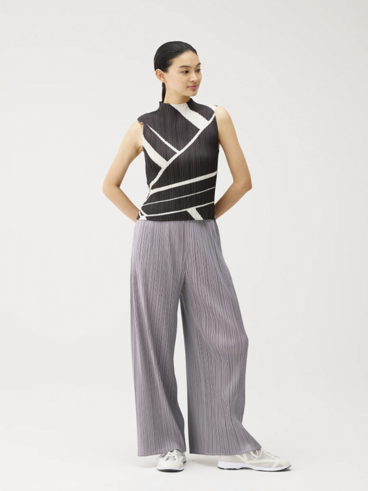 Fold-line Sleeveless Top Blk